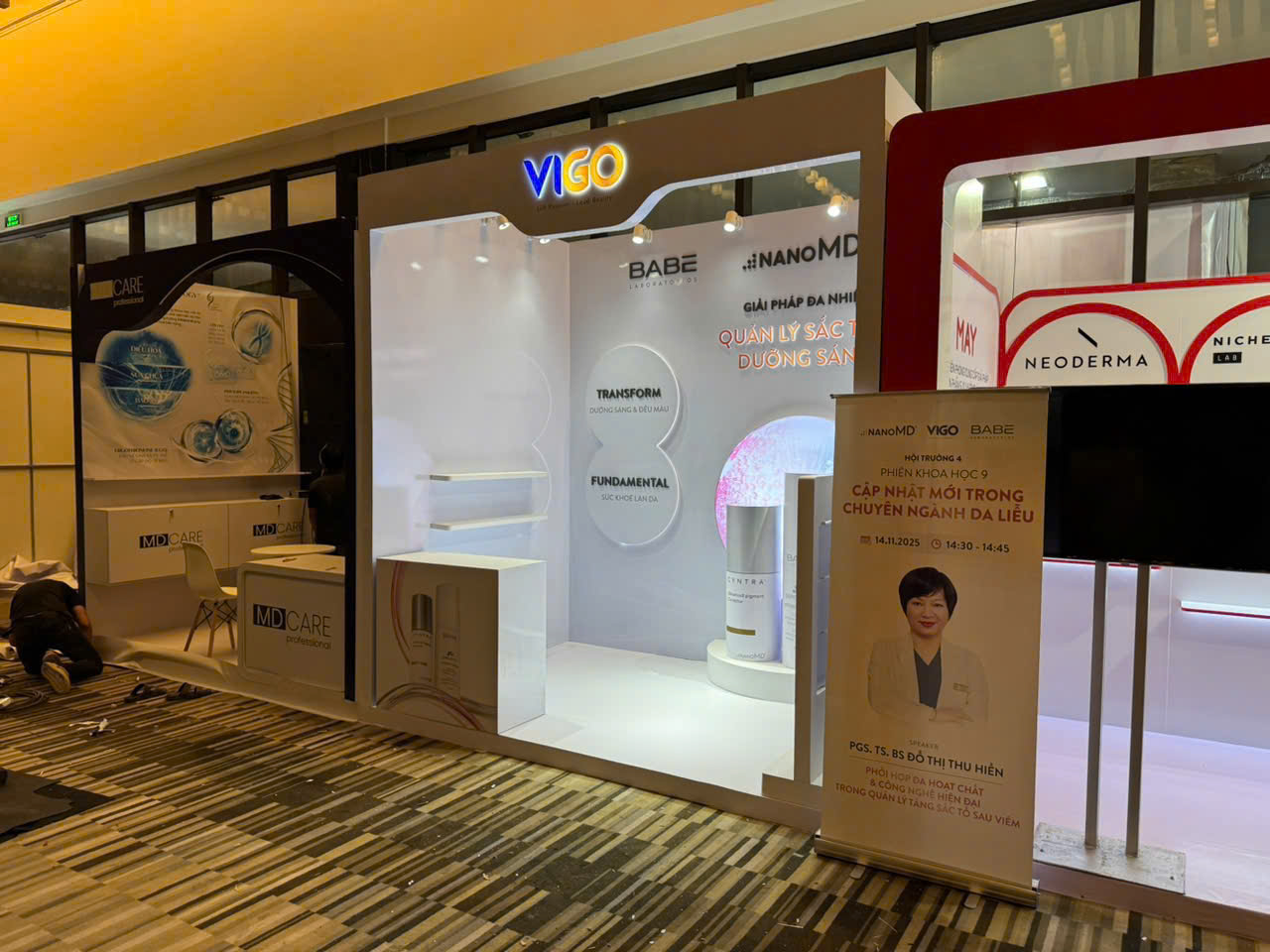 Cụm booth thương hiệu tại sảnh
