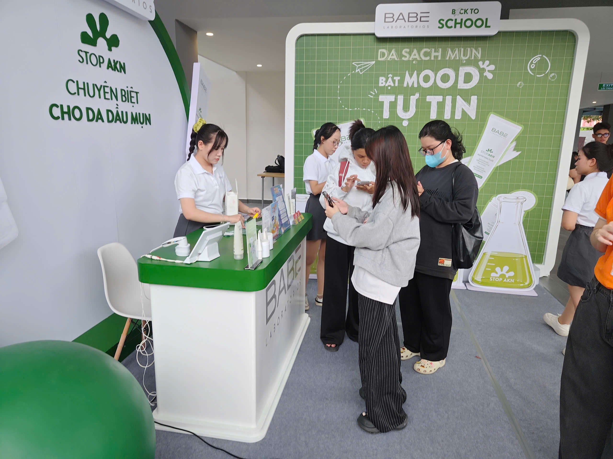 Nhân sự và khách tại booth